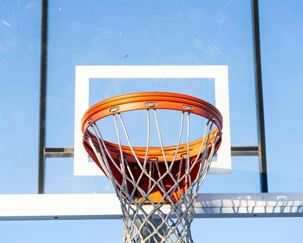 What are the key differences in strategy between amateur and professional MMA fights?